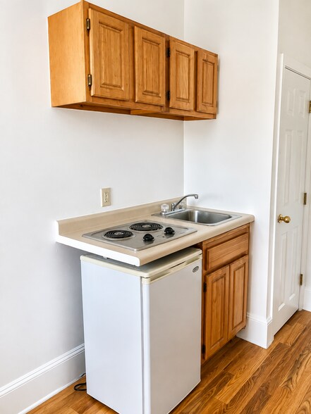 Building Photo - 1044 Beacon St
