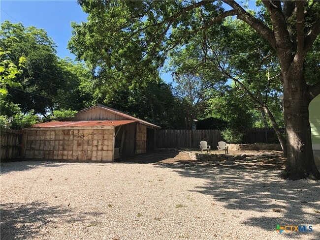 Building Photo - 414 W San Antonio St