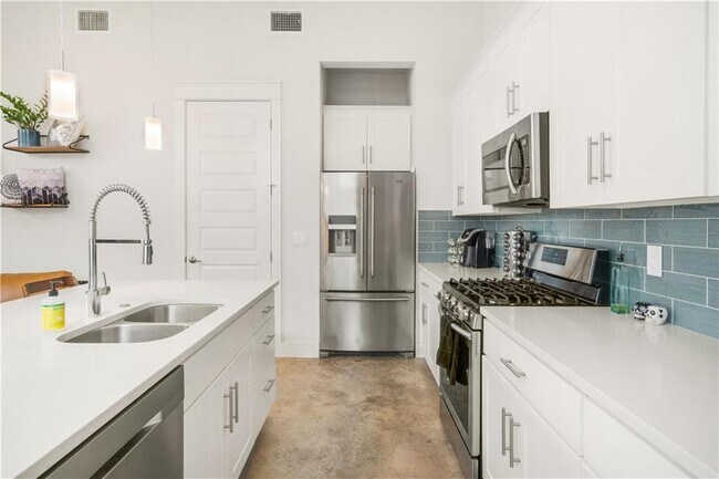 Building Photo - 1609 J J Seabrook Dr