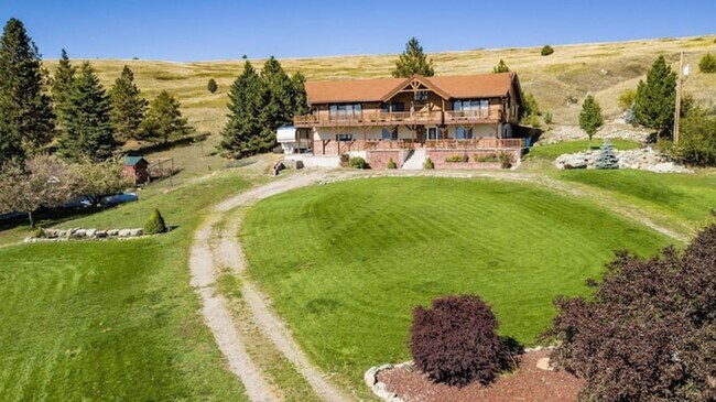 Building Photo - Log Home with close public lake access - A...