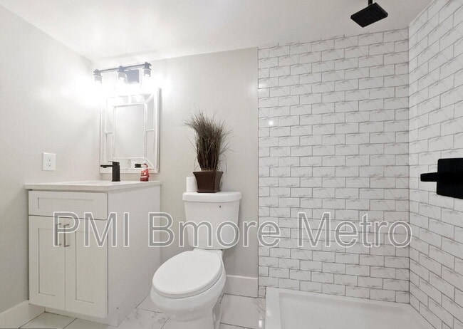 Building Photo - 2329 E Madison St