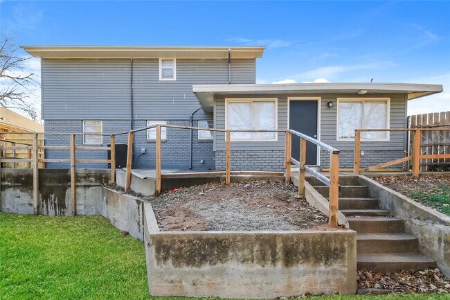 Building Photo - 929 W Idylwild Dr