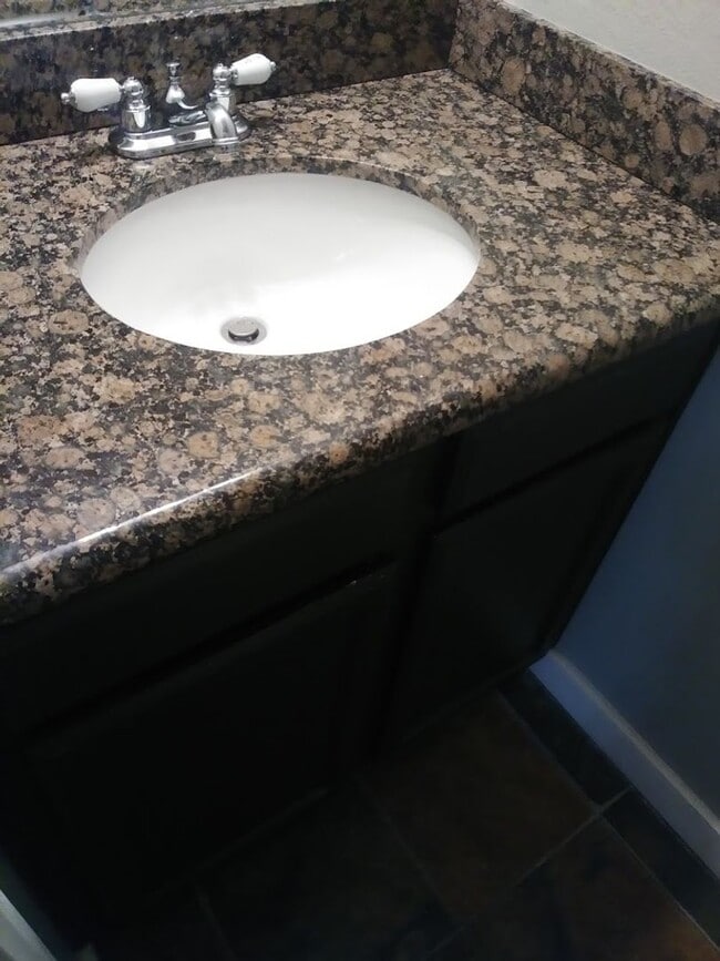 Building Photo - Spacious 2 Bedroom, 1.5 Bath Two-Story Townhome in Clairemont