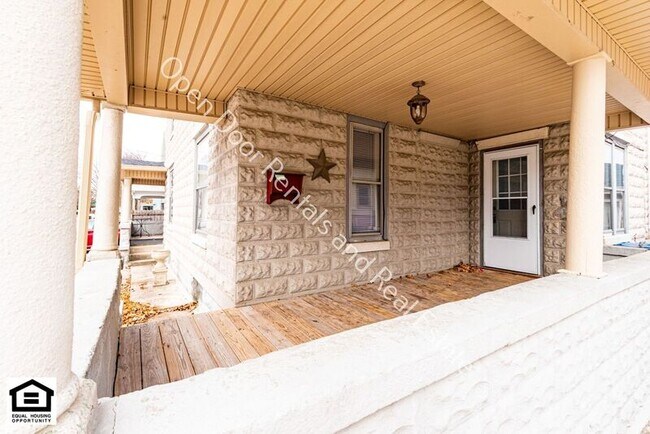 Building Photo - 112 W 2nd St