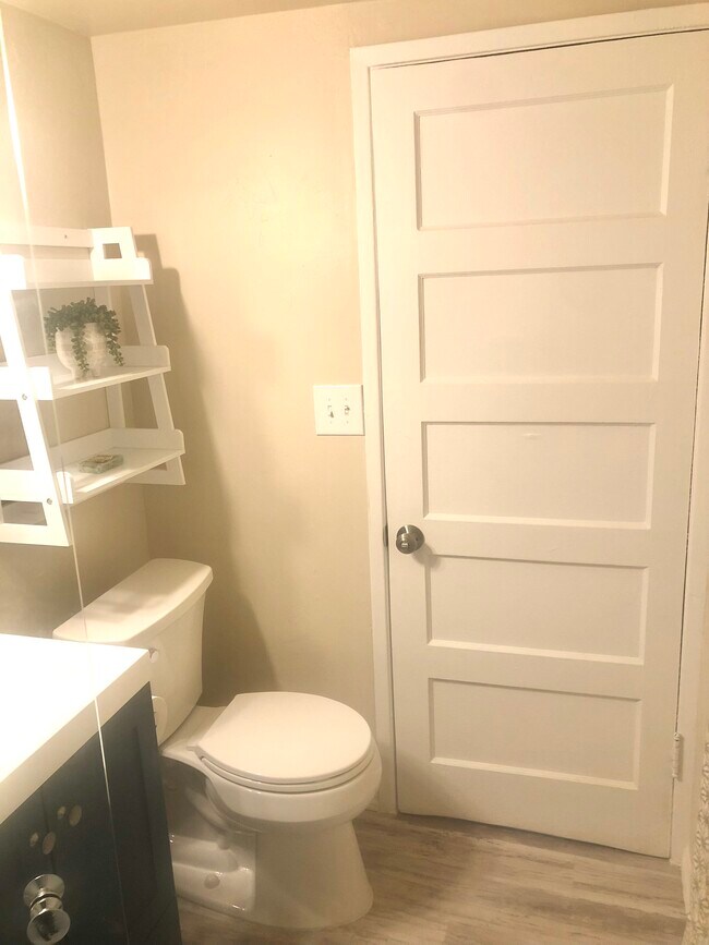 Building Photo - 1246 Oak St