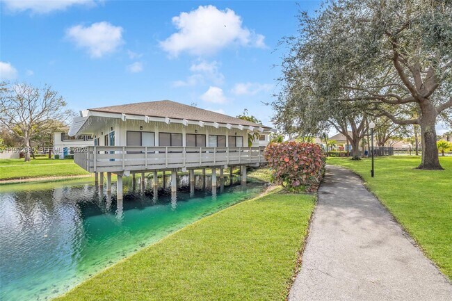 Building Photo - 3014 SW 21st Terrace