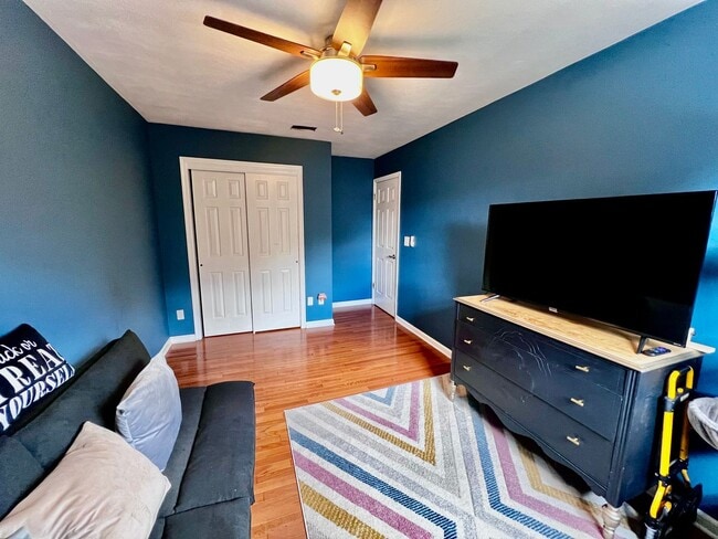 Building Photo - Beautiful End Unit Townhouse