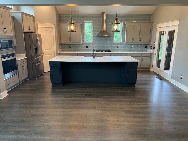Building Photo - 4 Bedroom Home w/ Office and 3 Car Garage