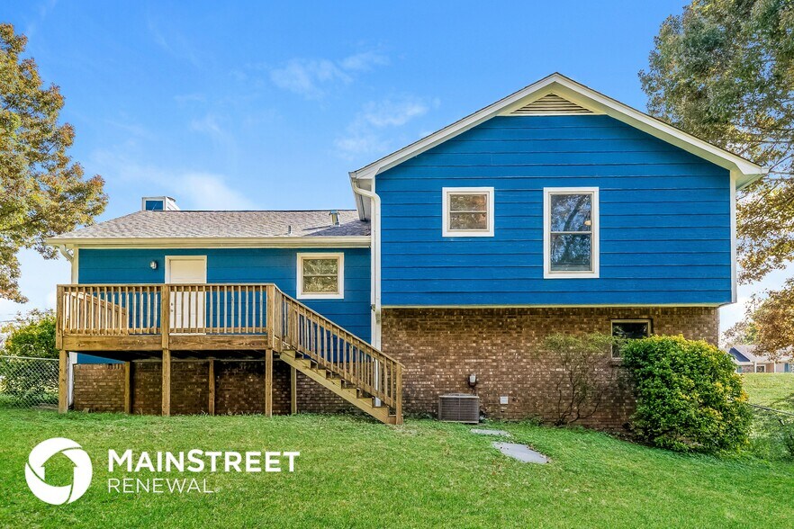 Building Photo - 722 Oak Dr E