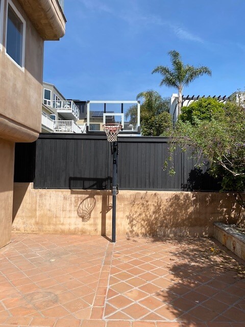 Building Photo - 620 13th St