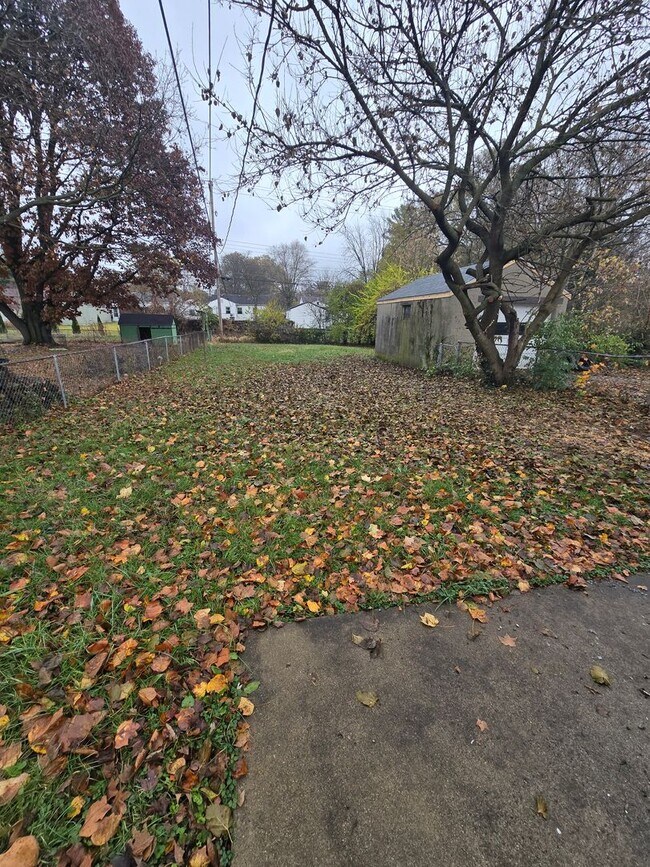 Building Photo - 1820 Oakwood Ave