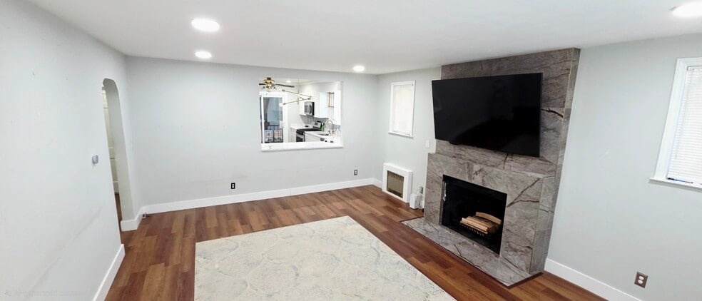 Building Photo - 728 Golden Ave