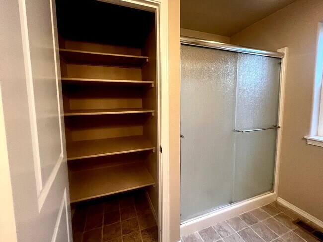 Building Photo - "Charming 3-Bedroom Oasis with Cozy Fireplace in Veneta – 1268 Sq Ft of Comfort!"