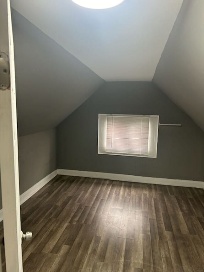 Building Photo - Spacious 3 bedroom apartment for rent in Brentwood