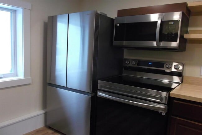 Building Photo - 104 Maple Park