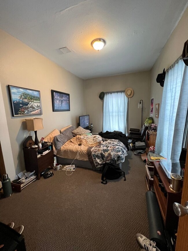 Building Photo - 3 Bedroom with Laundry and Off Street Park...