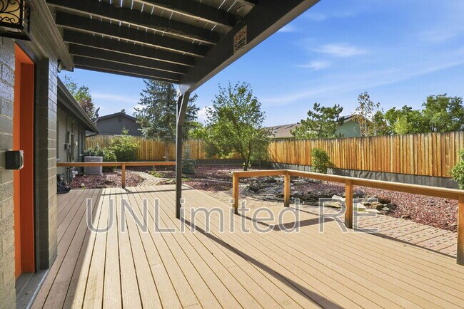 Building Photo - 2700 W Lynette Dr
