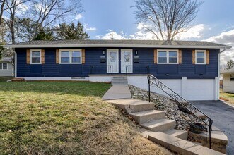 Building Photo - UPDATED 2 Bedroom Duplex With Garage!!