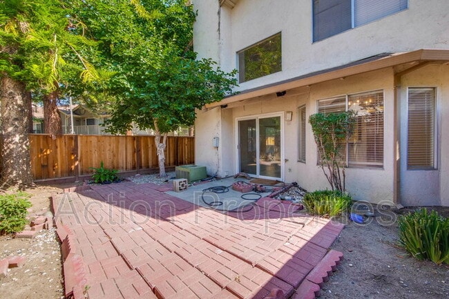 Building Photo - 1999 Garden Bing Cir