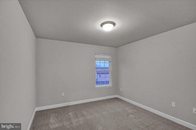 Building Photo - 523 Elm St