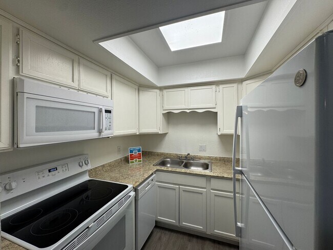 Building Photo - 2 Bedroom in the El Tovar Condominiums Near N Central Ave and W Dunlap Ave!