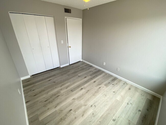 Building Photo - 3 Bedroom 2.5 Townhouse with Brand New Kit...