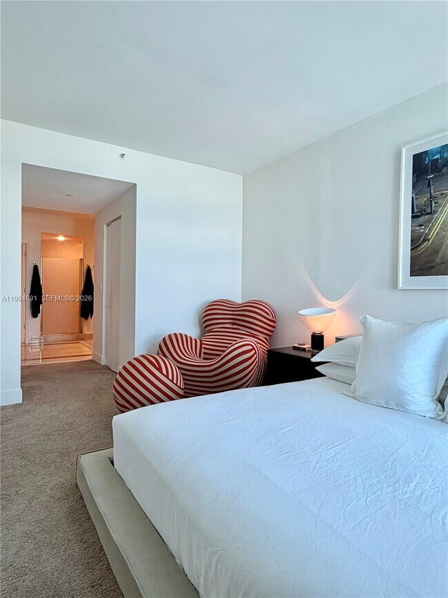 Building Photo - 300 South Pointe Dr