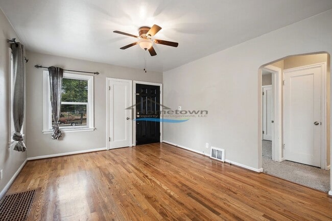 Building Photo - Well-Maintained 3 Bed 2 Bath Cottage in Do...