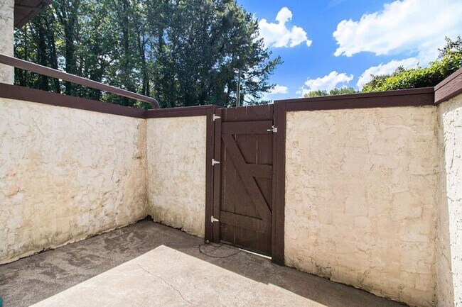 Building Photo - Fully Renovated 3BR/2BA Condo in Decatur!