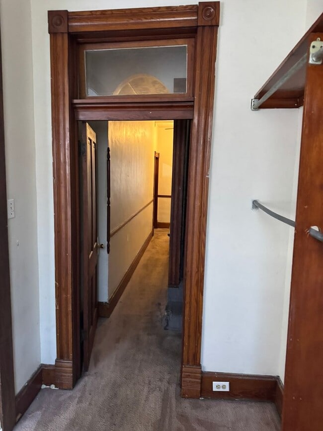 Building Photo - 4 bedroom, 1 bath, half double