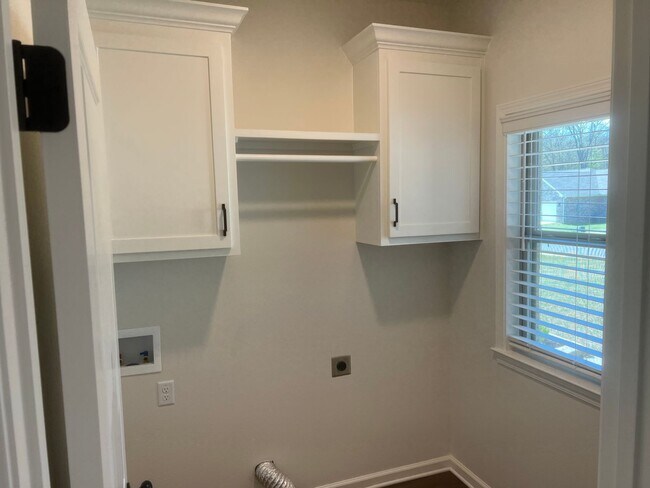 Building Photo - Charming 3 Bed 2 Bath Home