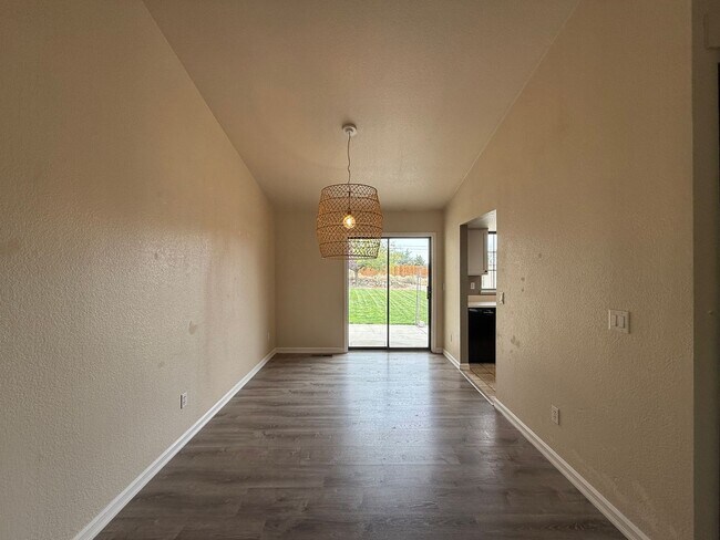 Building Photo - Cute single story 3 bedroom, 2 bath home w...