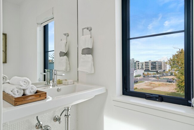 Building Photo - LUX 3BD, 5BA Townhome Near Cherry Creek, C...