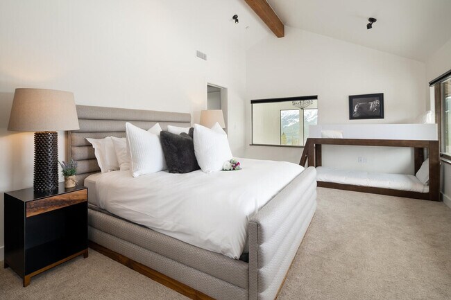 Building Photo - 6 Silver Peaks Dr