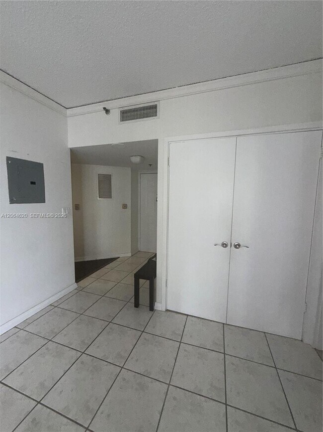 Building Photo - 540 Brickell Key Dr