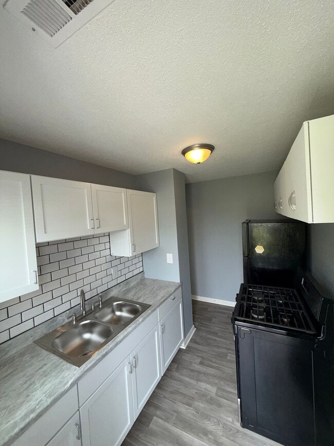 Building Photo - 638 S Woodlawn Blvd