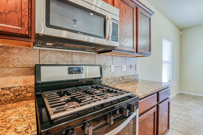 Building Photo - Beautiful East side House 3 bed-2.5 baths in front of Park