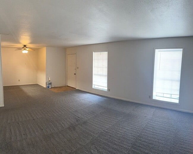 Building Photo - Spacious Upstairs Apartment