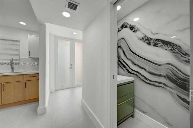 Building Photo - 1083 W 38th St