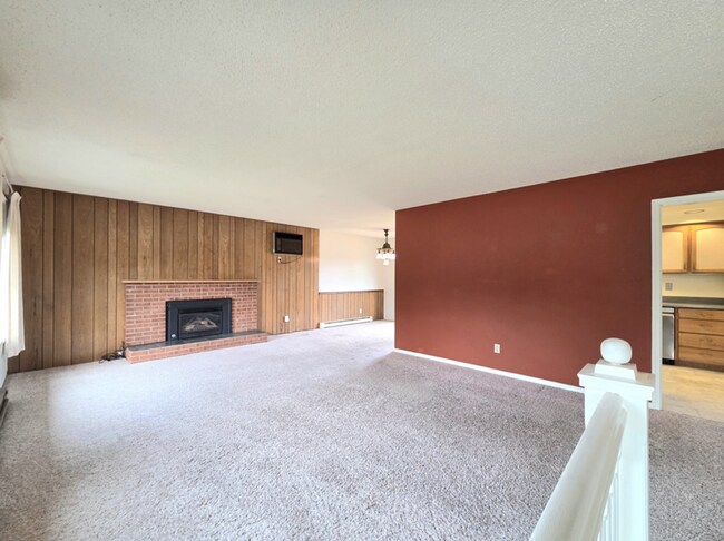 Building Photo - ** Oversized 4-Bedroom House w/ 2-Car Garage, & Fenced Backyard in a great Wenatchee Neighborhood!