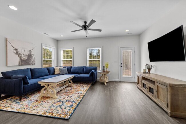 Building Photo - Salisbury Townhome w/ Garage