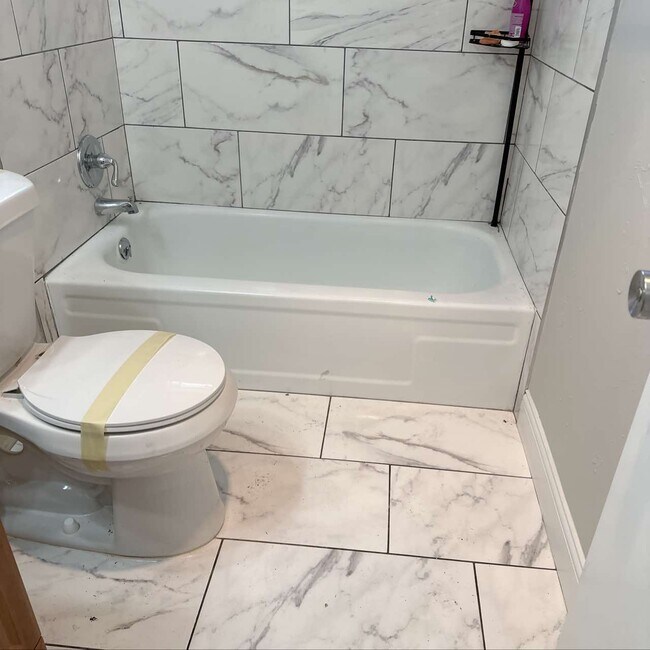 Building Photo - 422 Woodmere Dr