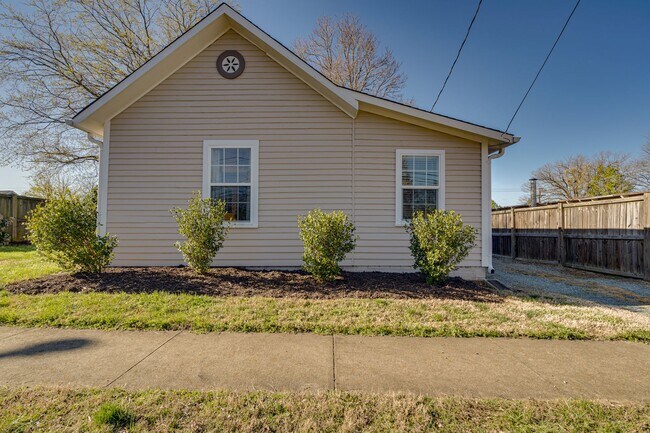 Building Photo - Charming 2 Bedroom 2 Bath Home In The Heart Of Downtown Mebane With Massive Fenced In Yard!!