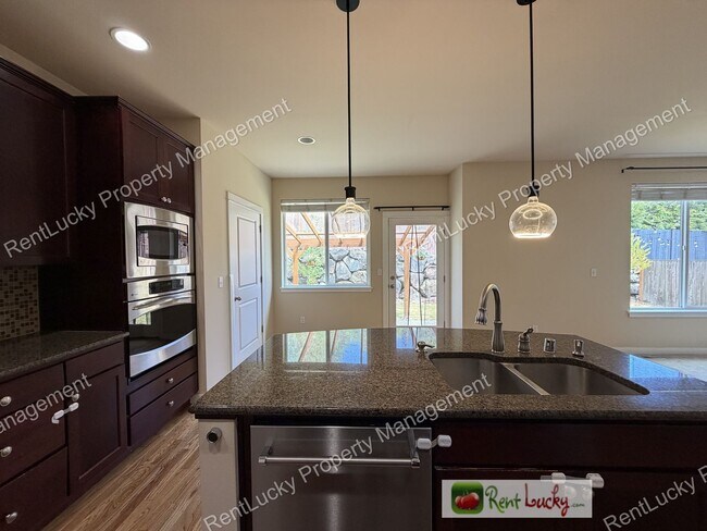 Building Photo - Amazing 5 Bedroom Home in Bothell with Gorgeous Finishes and Large Family Room!