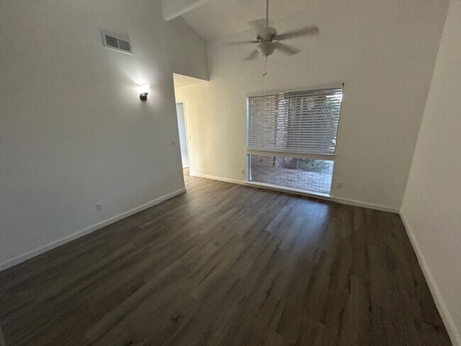 Building Photo - 3 bedroom 2 bathroom with pool!