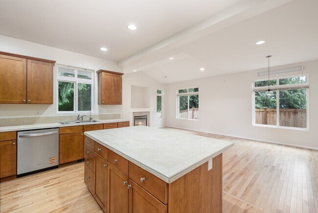 Building Photo - Townhouse available in lynnwood