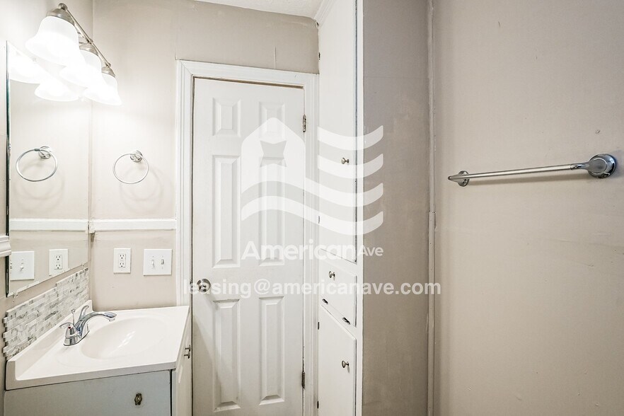 Building Photo - 324 Barnes St