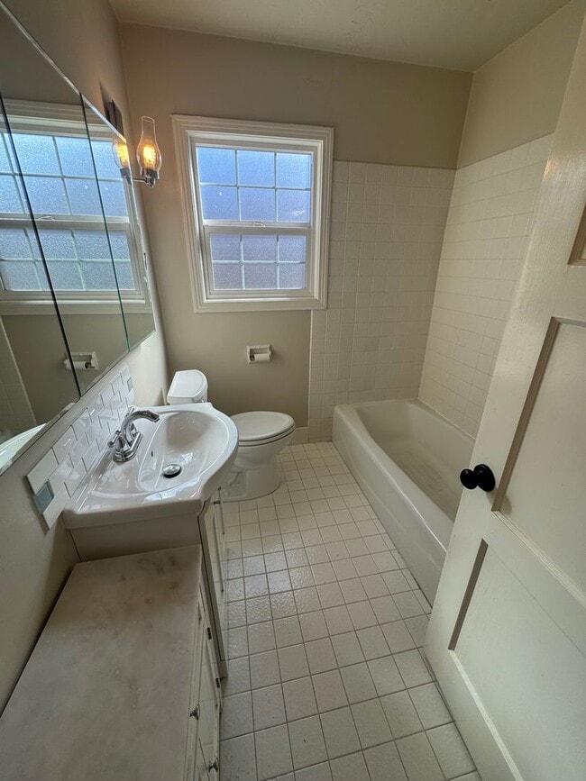 Building Photo - 2 bedroom | 1 bathroom | Tahoe Park single...