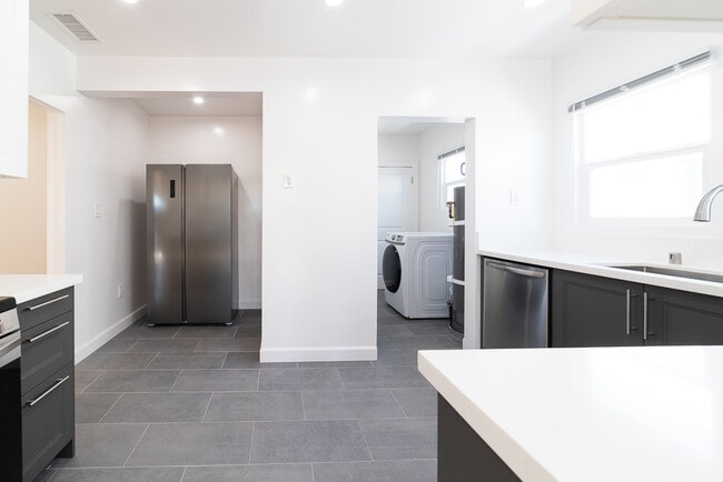 Building Photo - 5065 Edgewood Pl