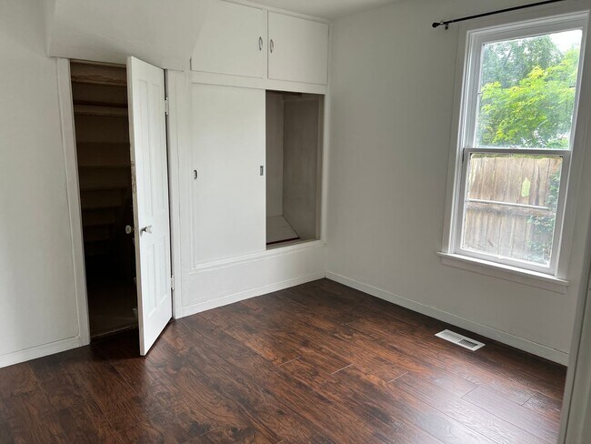 Building Photo - 310 SE 6th St